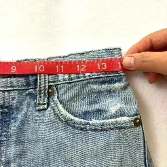Levi’s Retro Highrise Butterfly Light Wash Distressed Wedgie Jean Shorts Size 26 - Picture 15 of 16